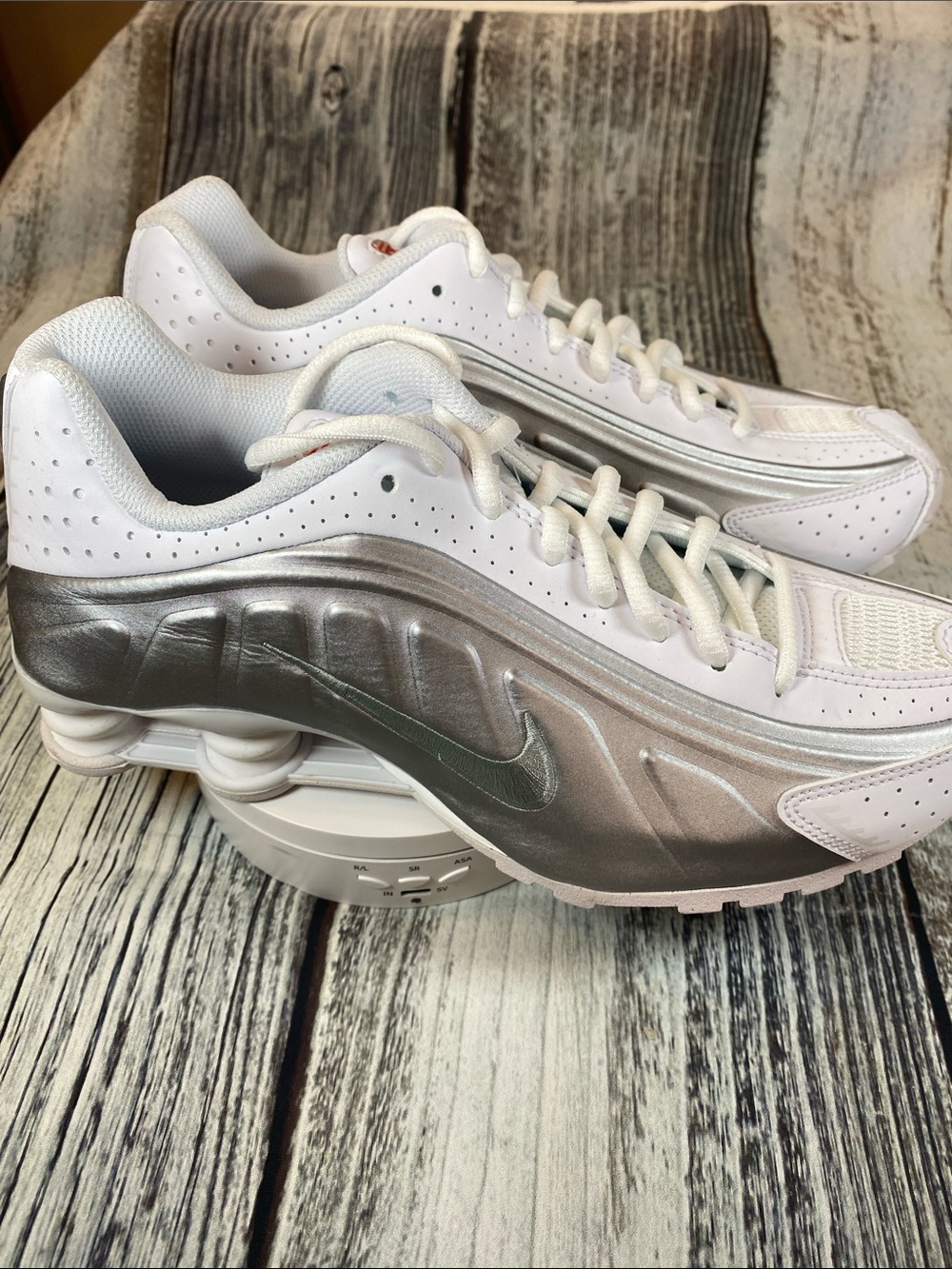 Nike Shox R4 GS White Metallic Silver Sneakers Size 6.5Y / Women’s 8